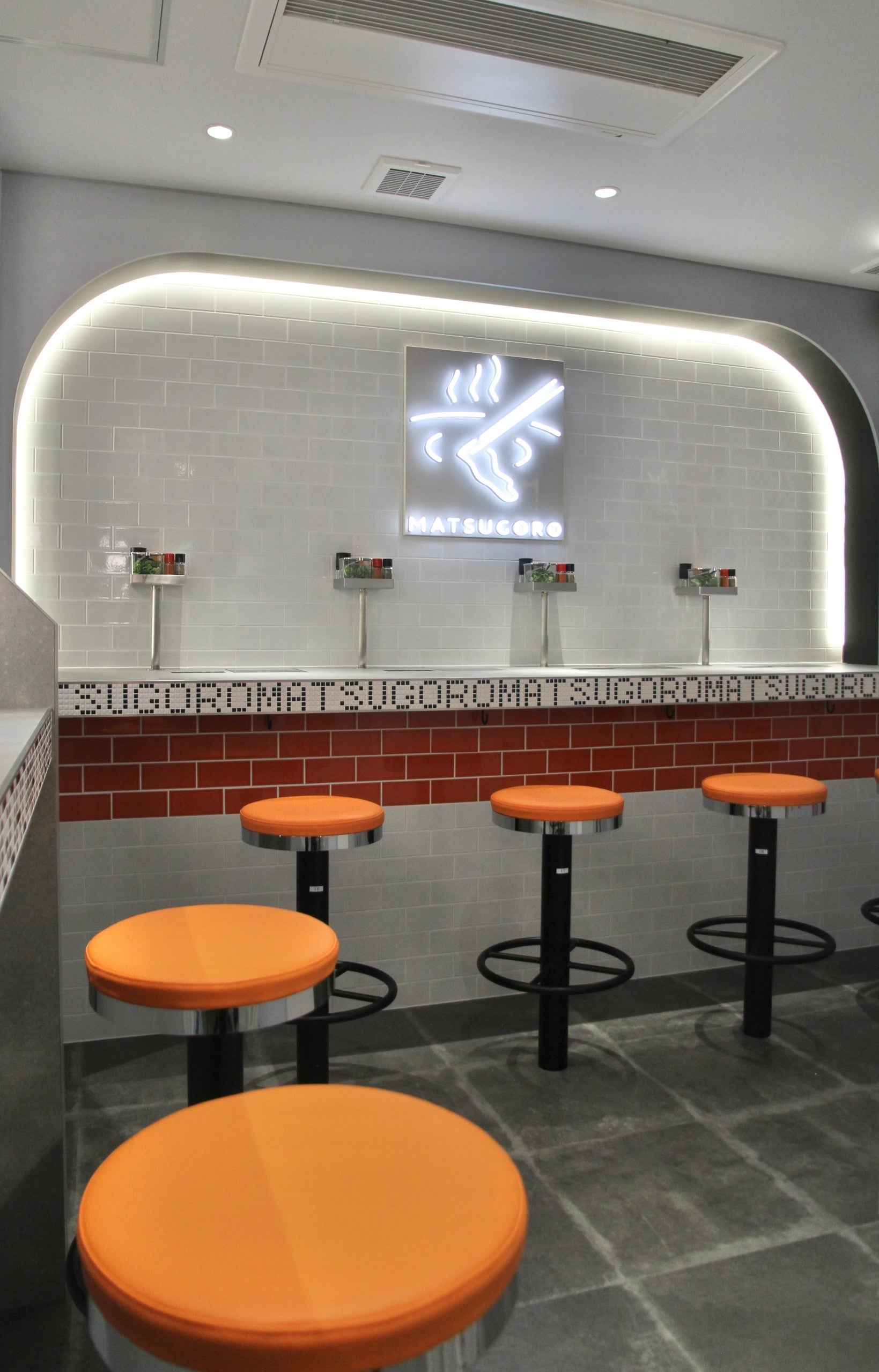 席はオールカウンター