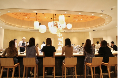 オーバル型のカウンター（赤坂）