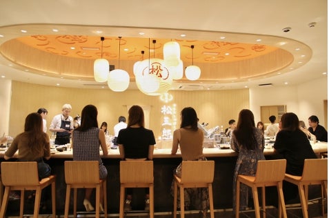 オーバル型のカウンター(赤坂)