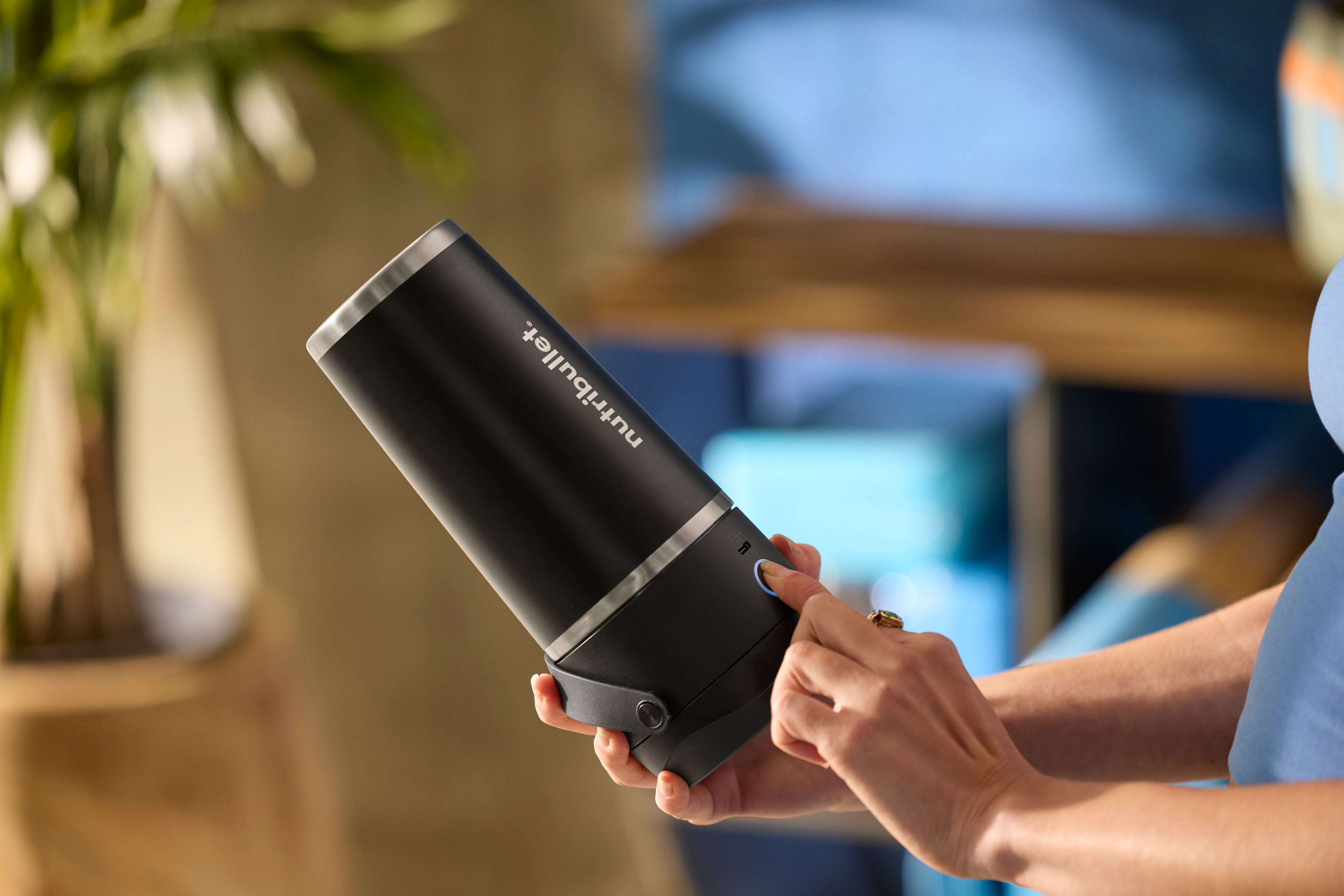 nutribullet FLIPの使い方:食材を入れてひっくり返し、ボタンを押すだけ