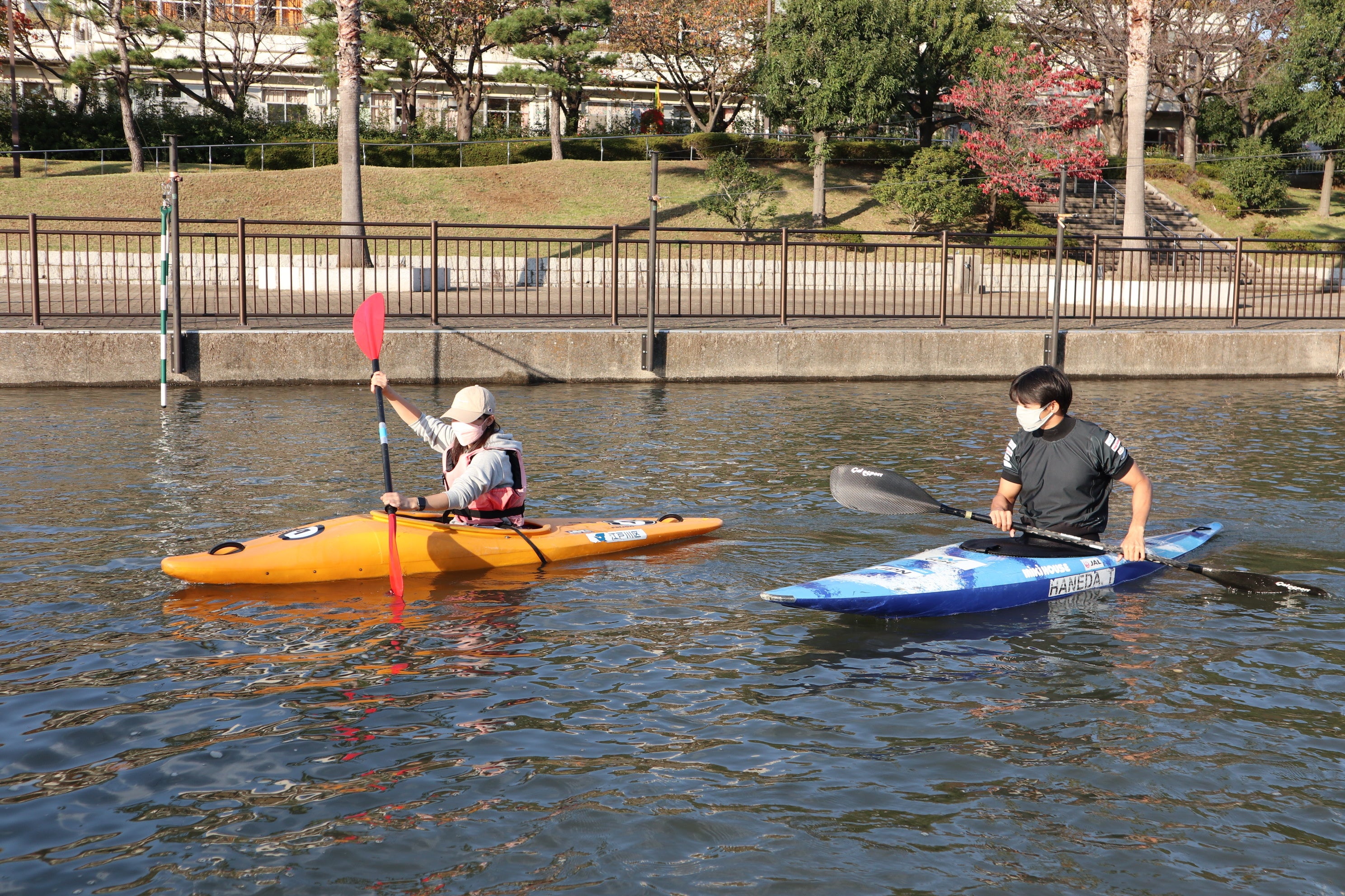 羽根田卓也選手直伝のカヌー体験教室の様子