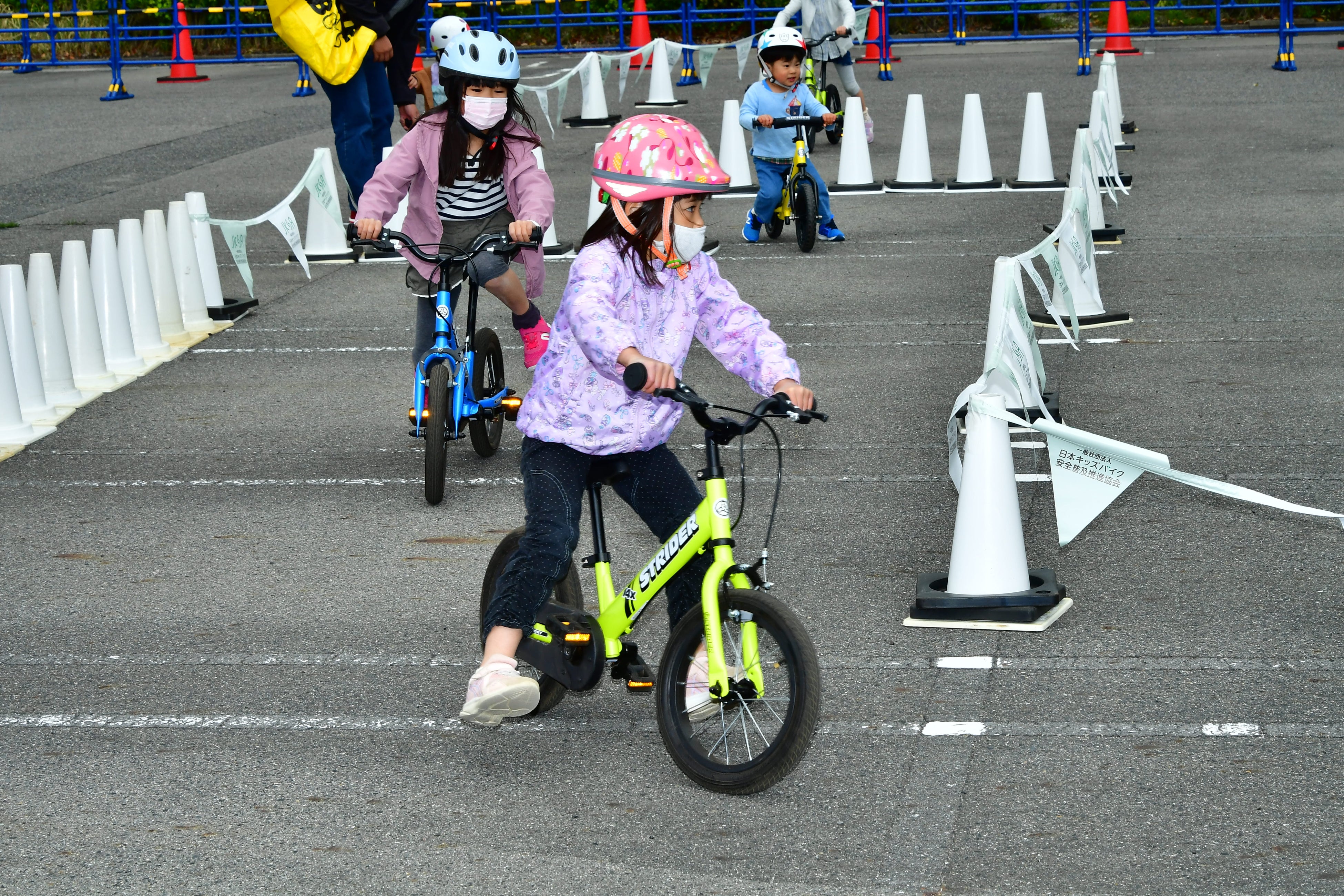 キッズエリアでは子供も楽しめます。キックバイクもペダルありキッズバイクも両方体験できます！