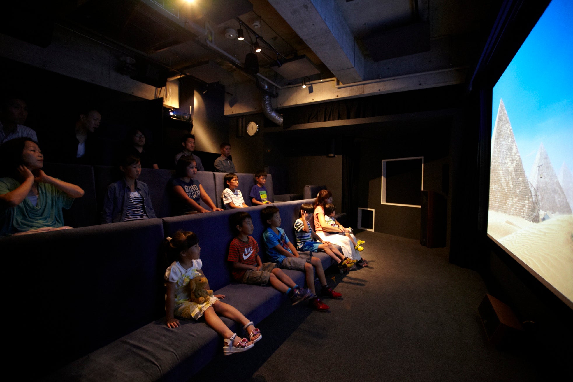 165インチ大迫力の巨大スクリーン