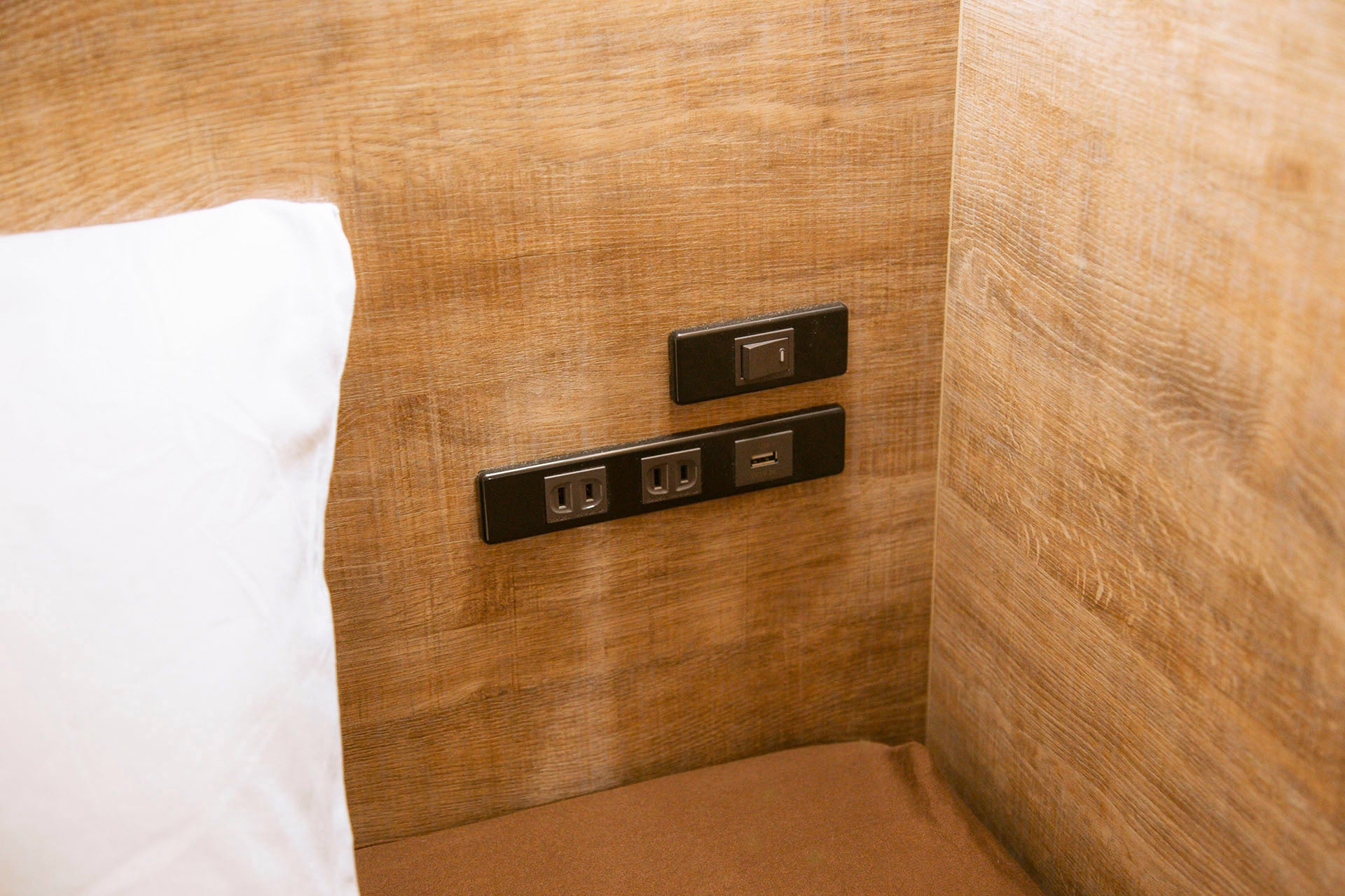 ベッド内電源コンセント