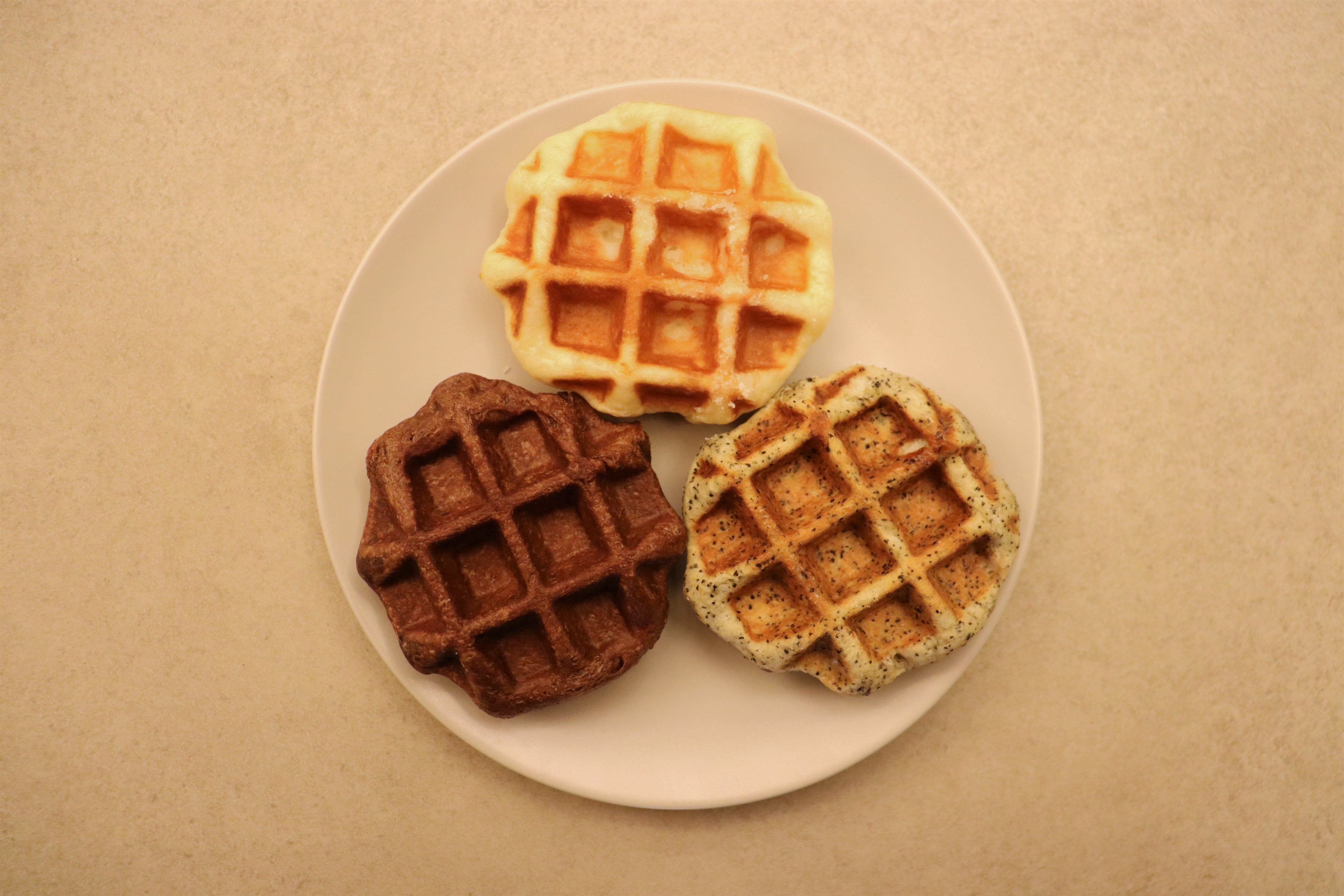 NOKISTAワッフル（左：ダブルチョコ 中央：オリジナル 右：紅茶）