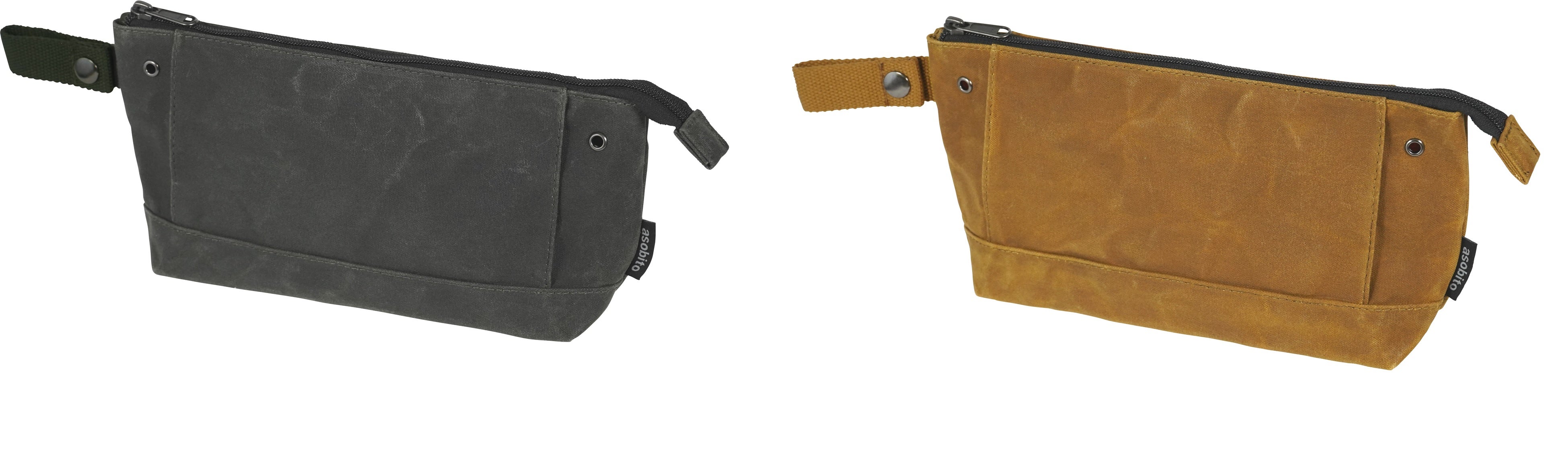 ファスナーを開ける時に持ち手となるループ。ホック付きでハンギングやベルトループに吊り下げが可能。