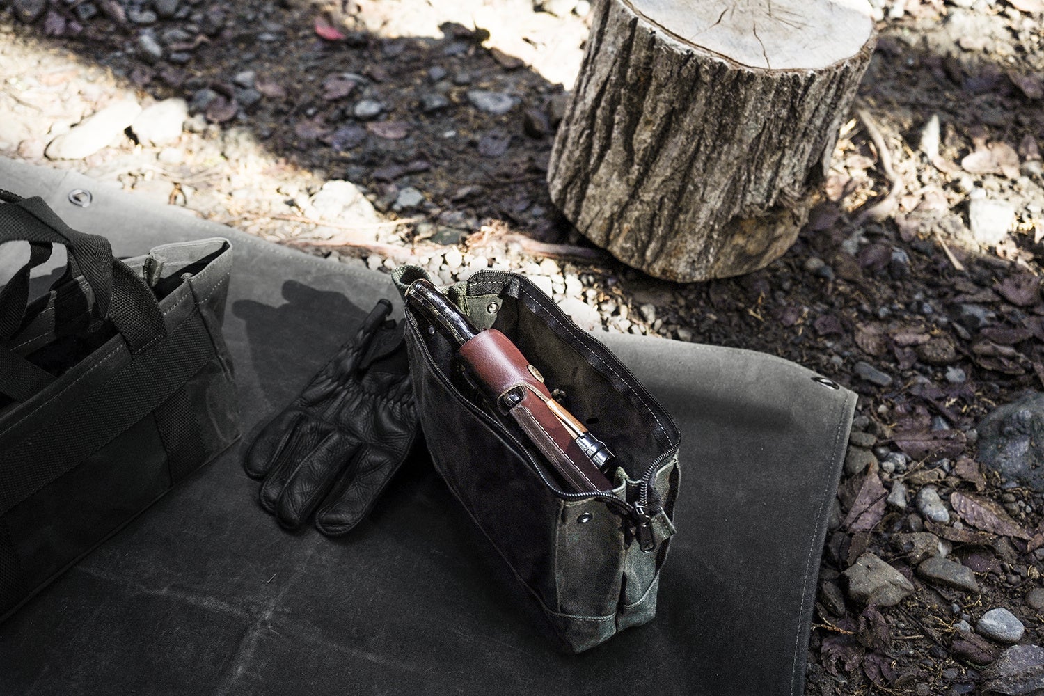 道具を取り出しやすい、広い開口部と自立する構造。