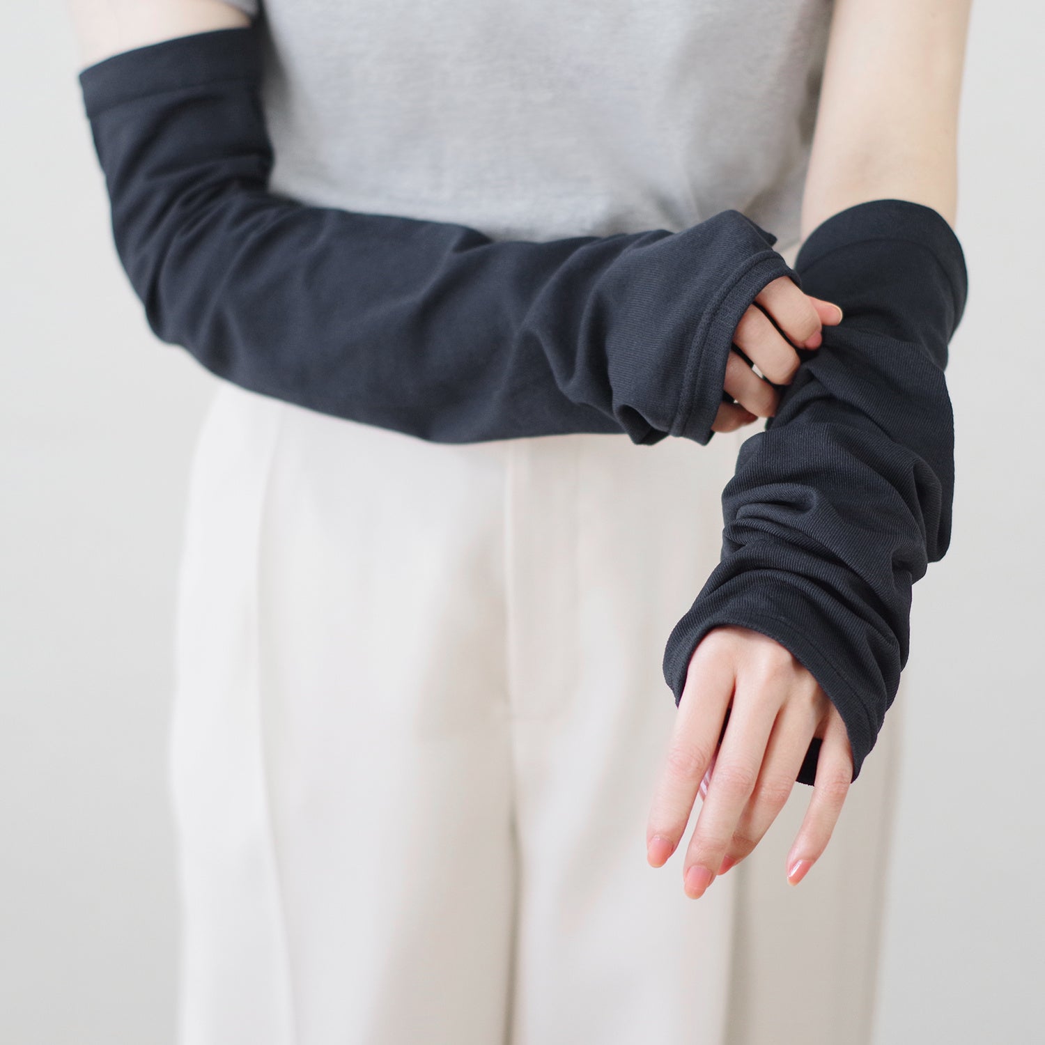 使用シーンや好みのフィット感にあわせてカラーやサイズを選べます。（UVカット率：ブラック99%、グレー97%）