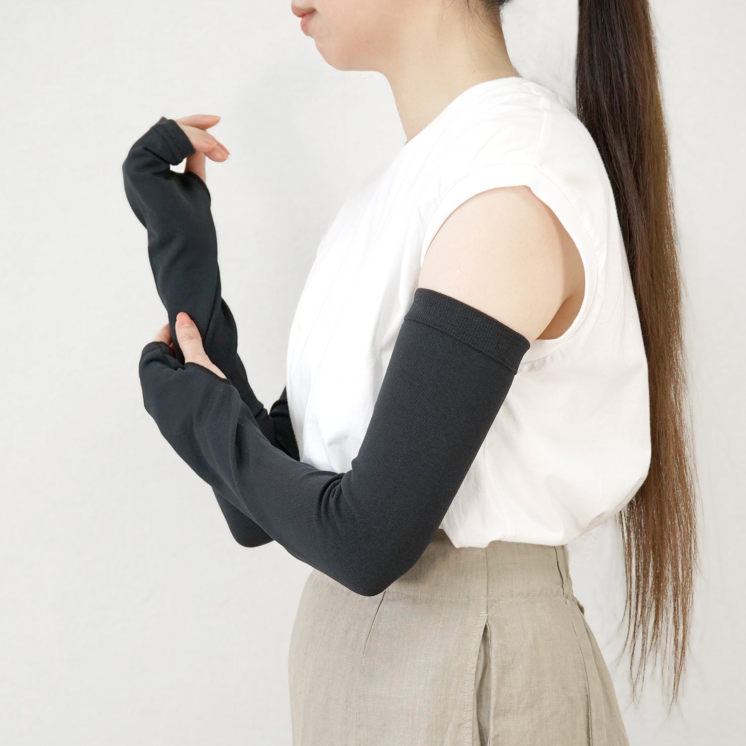 使用シーンや好みのフィット感にあわせてカラーやサイズを選べます。（UVカット率：ブラック99%、グレー97%）