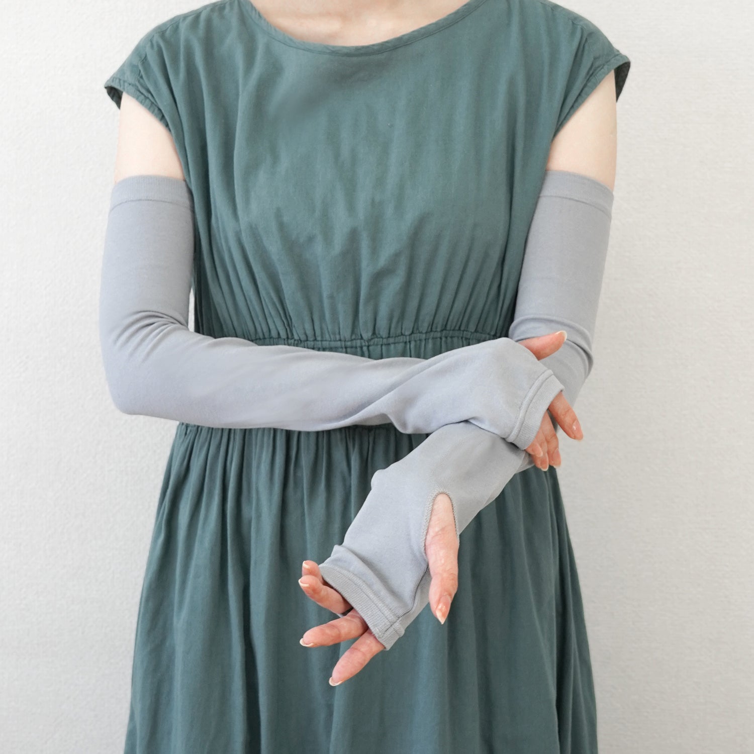 使用シーンや好みのフィット感にあわせてカラーやサイズを選べます。（UVカット率：ブラック99%、グレー97%）