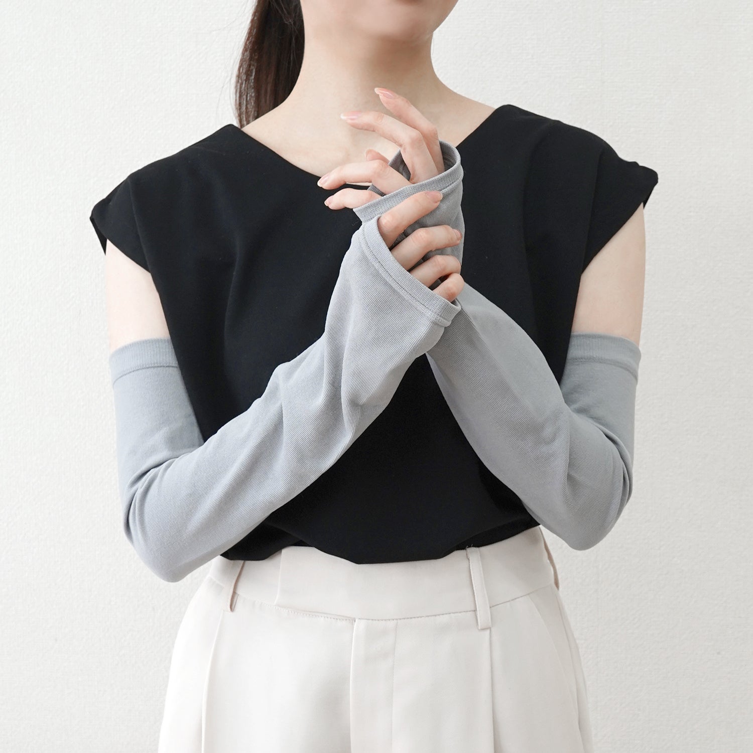 使用シーンや好みのフィット感にあわせてカラーやサイズを選べます。（UVカット率：ブラック99%、グレー97%）