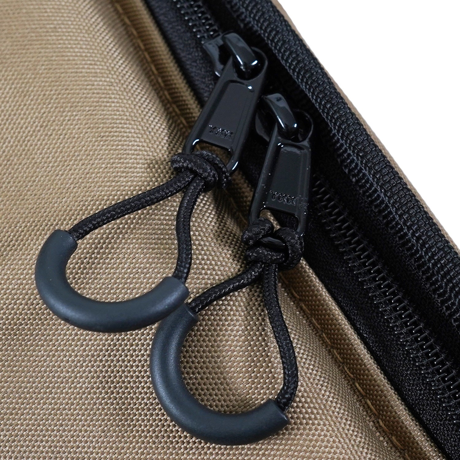 YKKファスナーを採用し、開閉しやすいジッパータブ付き