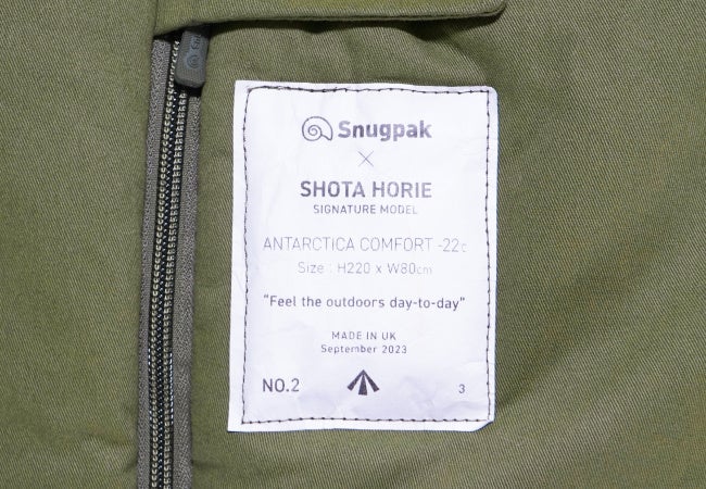 胸元にはシグネチャーモデルオリジナルタグ