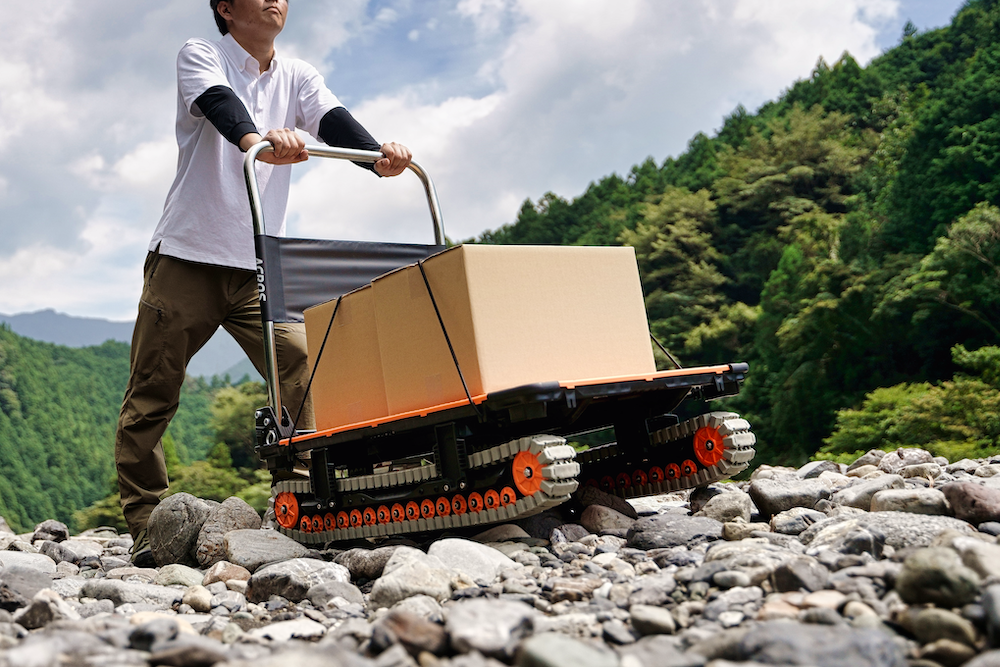 砂利道や段差などの悪路でも使える搬送台車