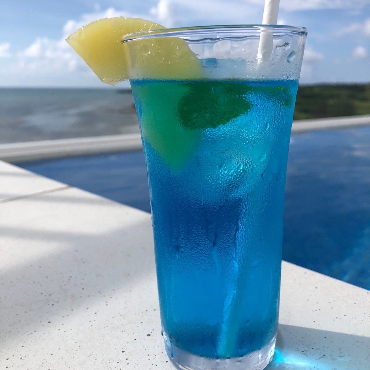 プールでのドリンク