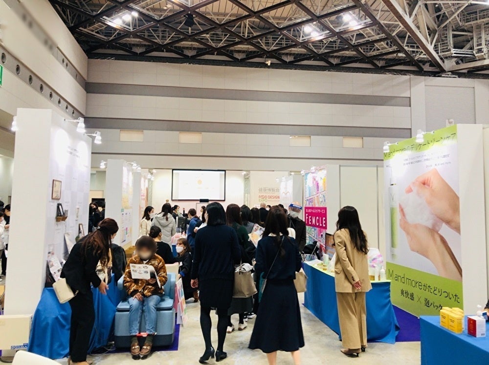 フェムテックゾーンのインフォメーション後方側。連動企画として毎日開催したビジネスセミナーの会場から流れてきた聴講者の波も加わり、こちらも賑わっていました。