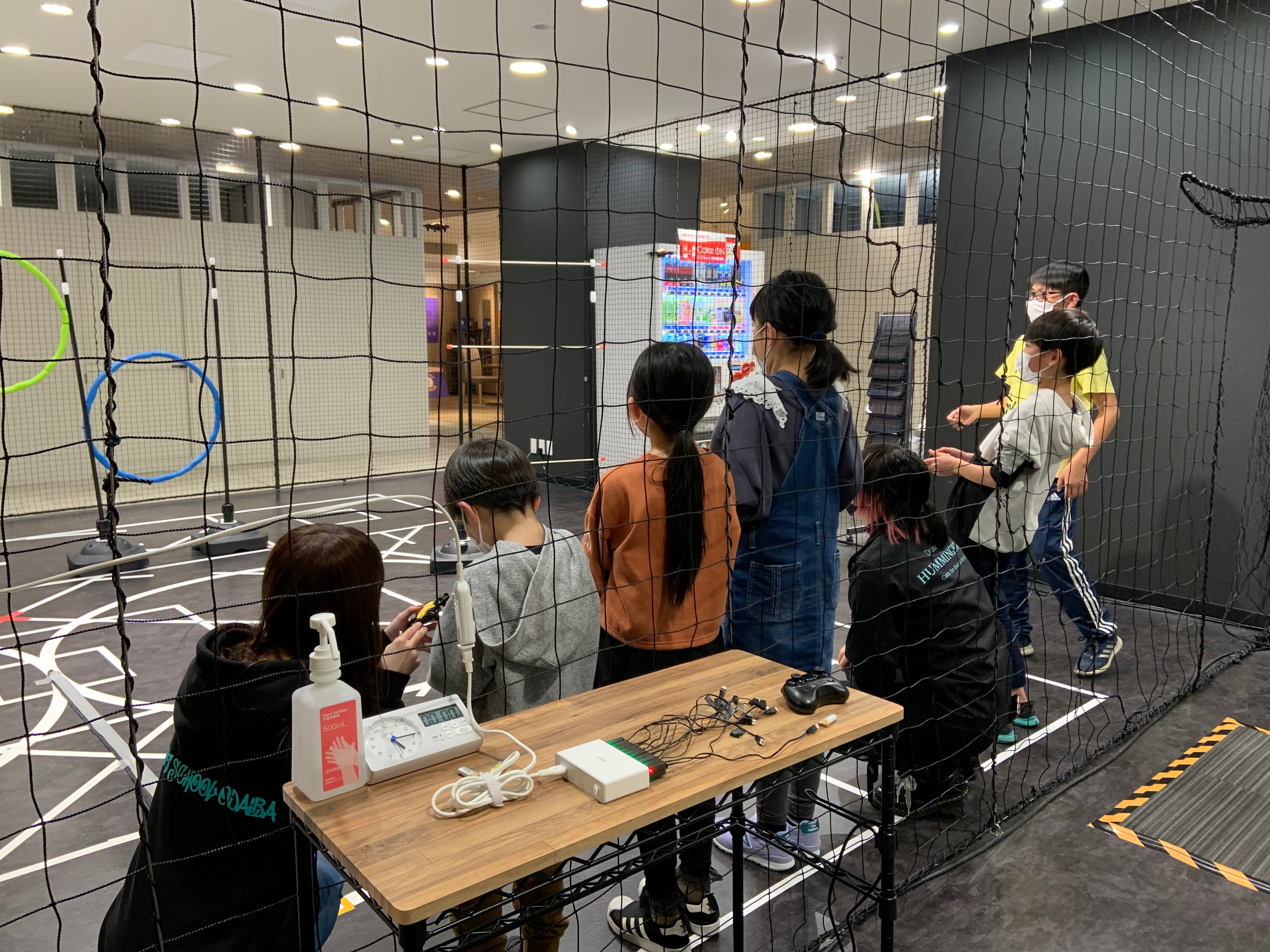 地元の小学生5人を招待し、ドローン体験イベントを開催