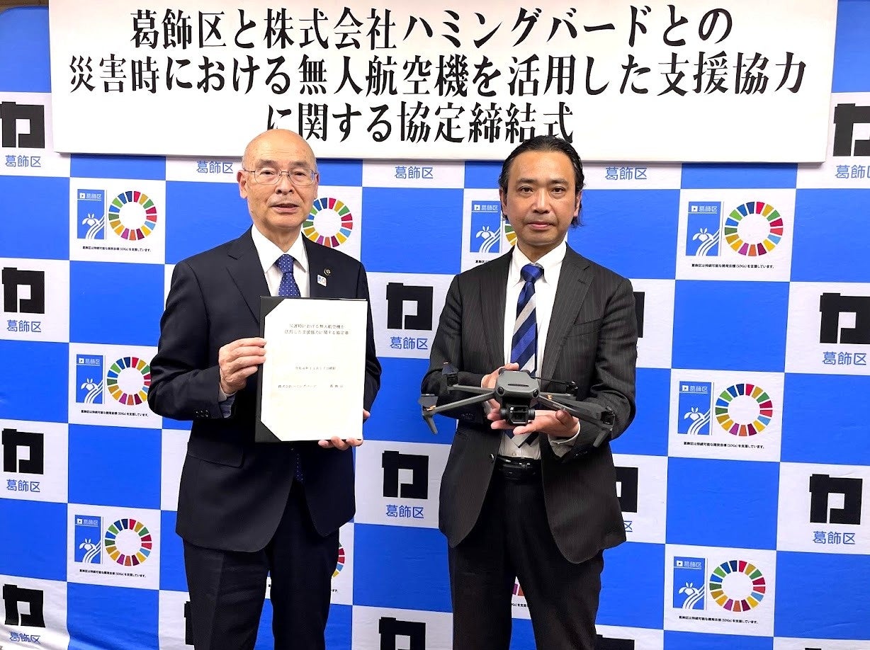 （左から）葛飾区青木区長、ハミングバード鈴木