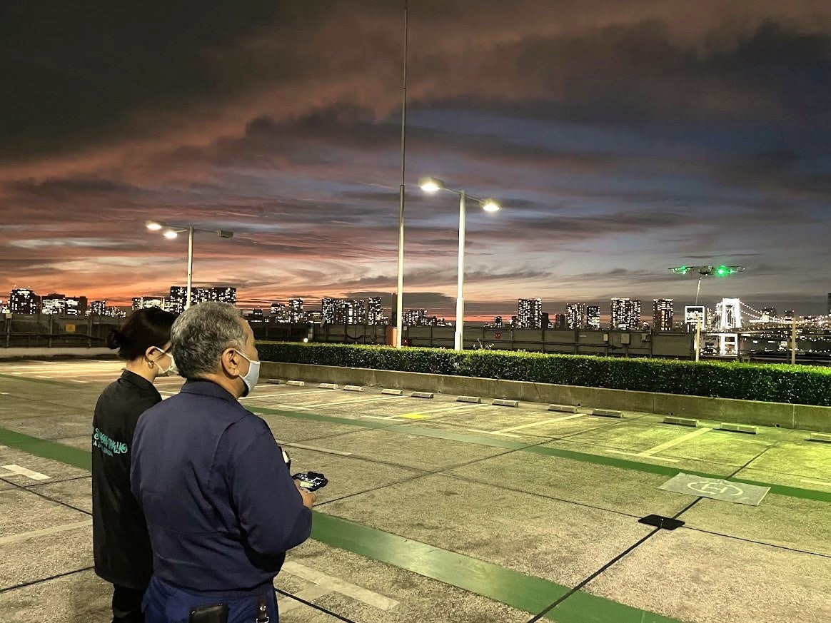 ドローンスクールお台場の試験会場では夜間審査も可能。レインボーブリッジが見える絶好のロケーション
