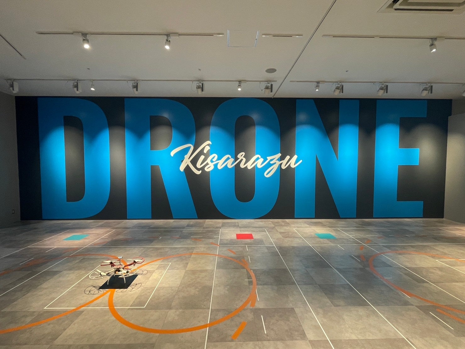 「ドローンスクール木更津校」がイオンモールにオープン！全天候対応型で少人数制指導、ドローンショップも併設。回転翼3級資格取得可能。