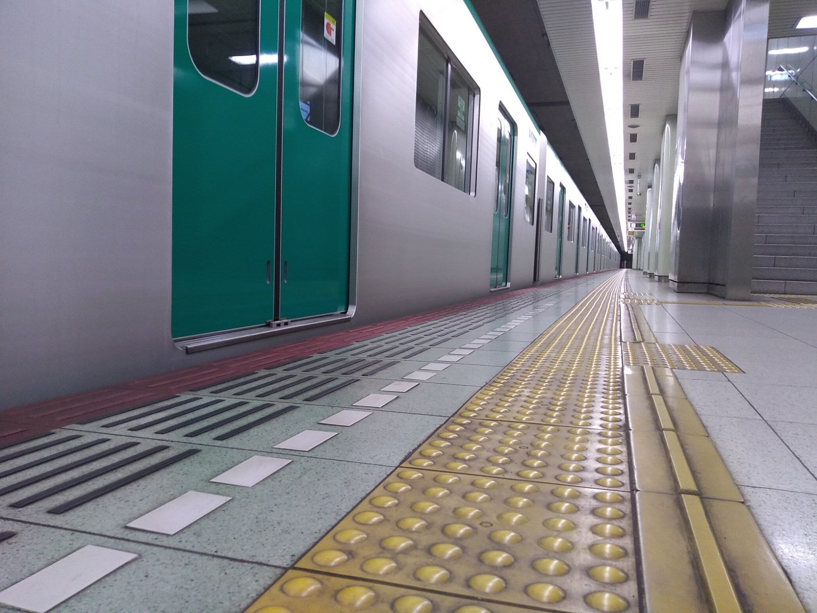 車両床面とホームとの段差低減（約２㎝）