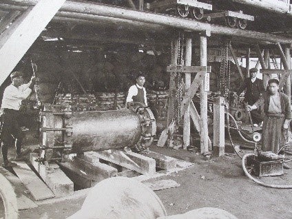 鉄管の水圧試験の様子（明治２３年）