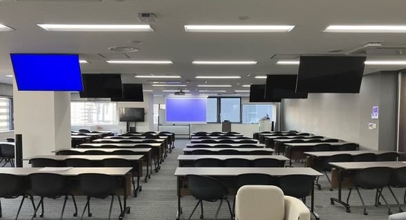 セミナールームは最大100名を収容 懇談スペースも設けています