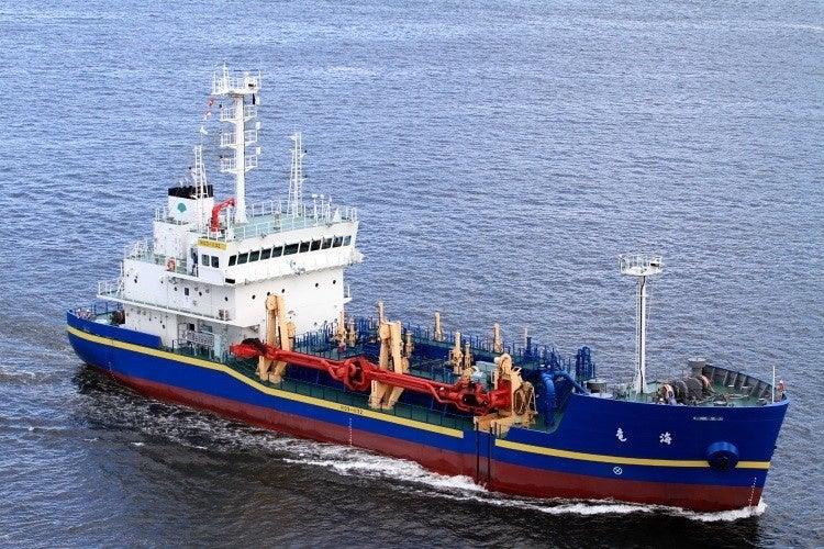 浚渫（しゅんせつ）船：海竜（画像提供 東京都港湾局）