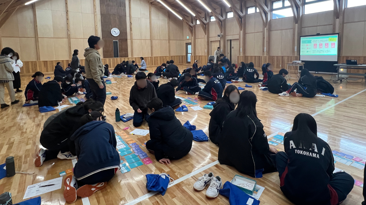 人生を体験！中学生が熱中、金融教育カードゲーム