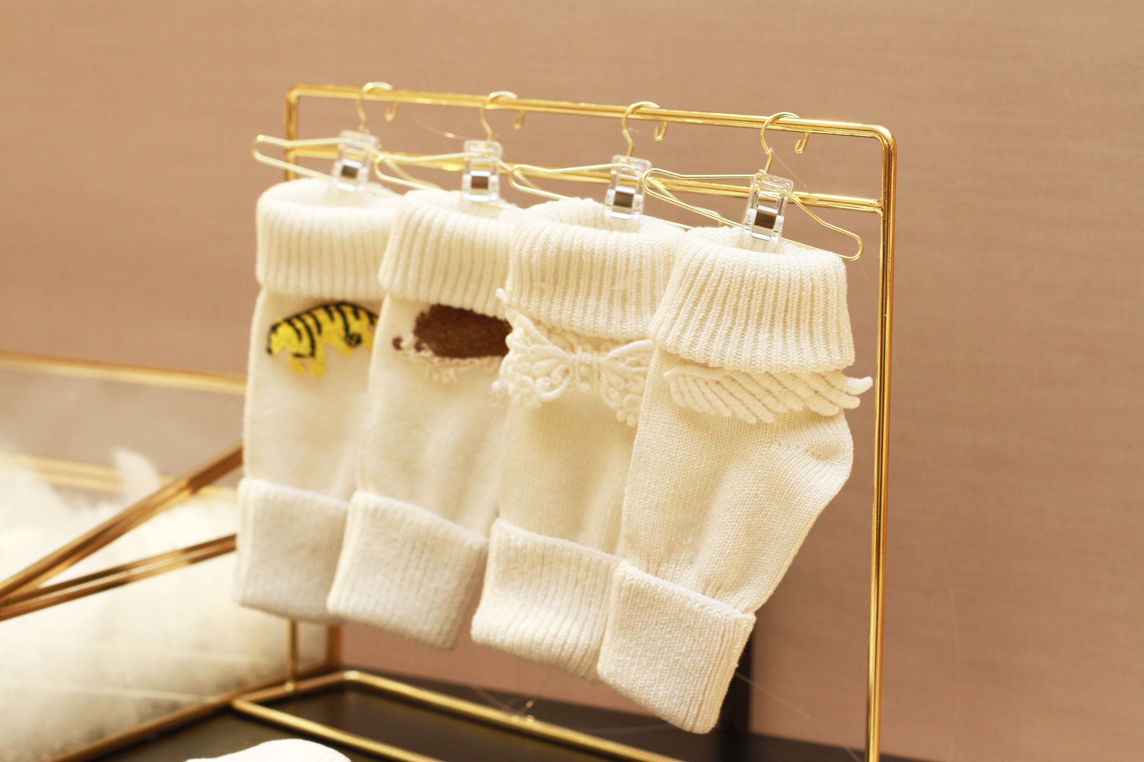 4種類のモチーフを展示。左から「寅」「ハリネズミ」「リボン」「天使の羽」