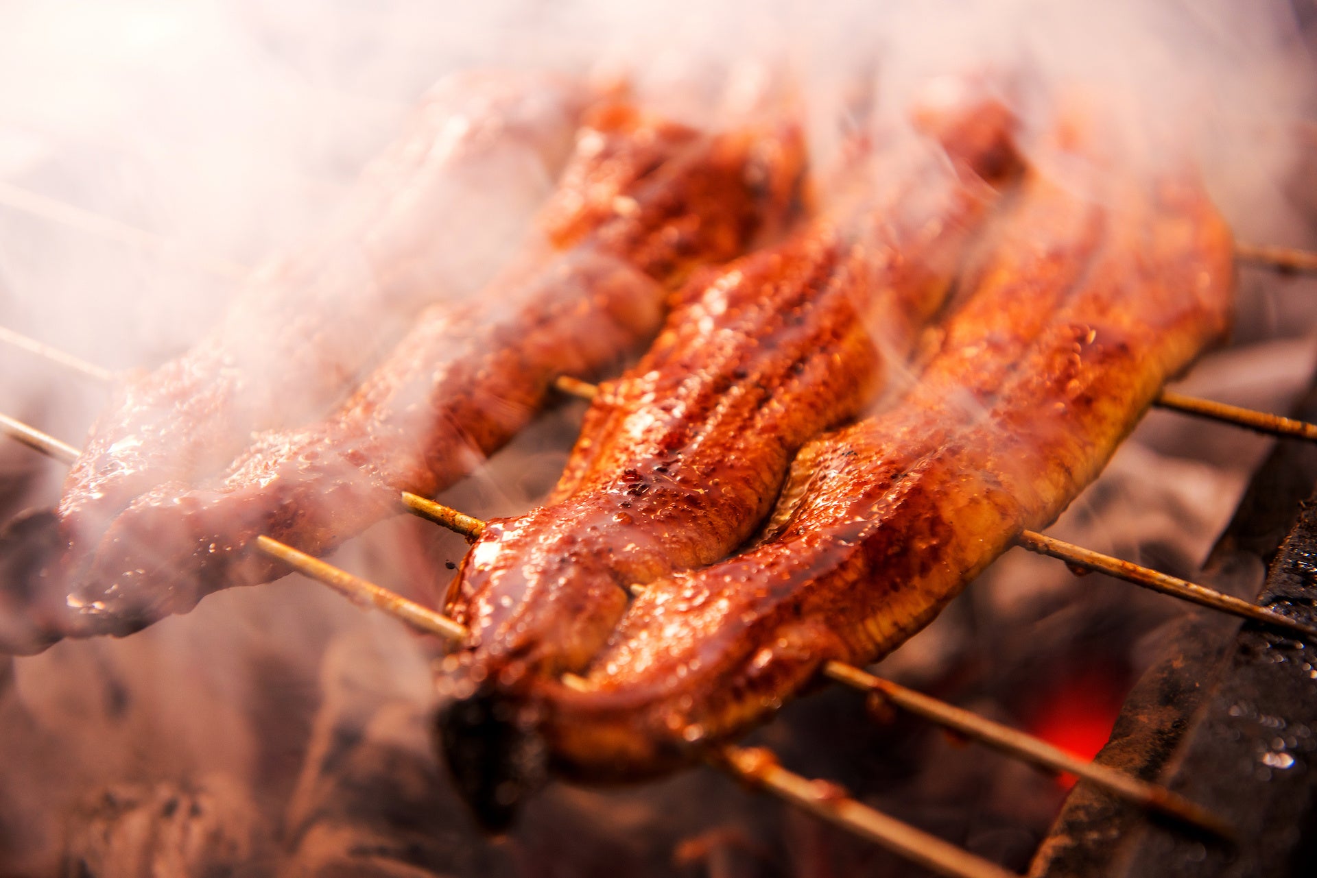 カウンター席はライブキッチンとなっており、職人の仕事をありのままご覧いただけます。