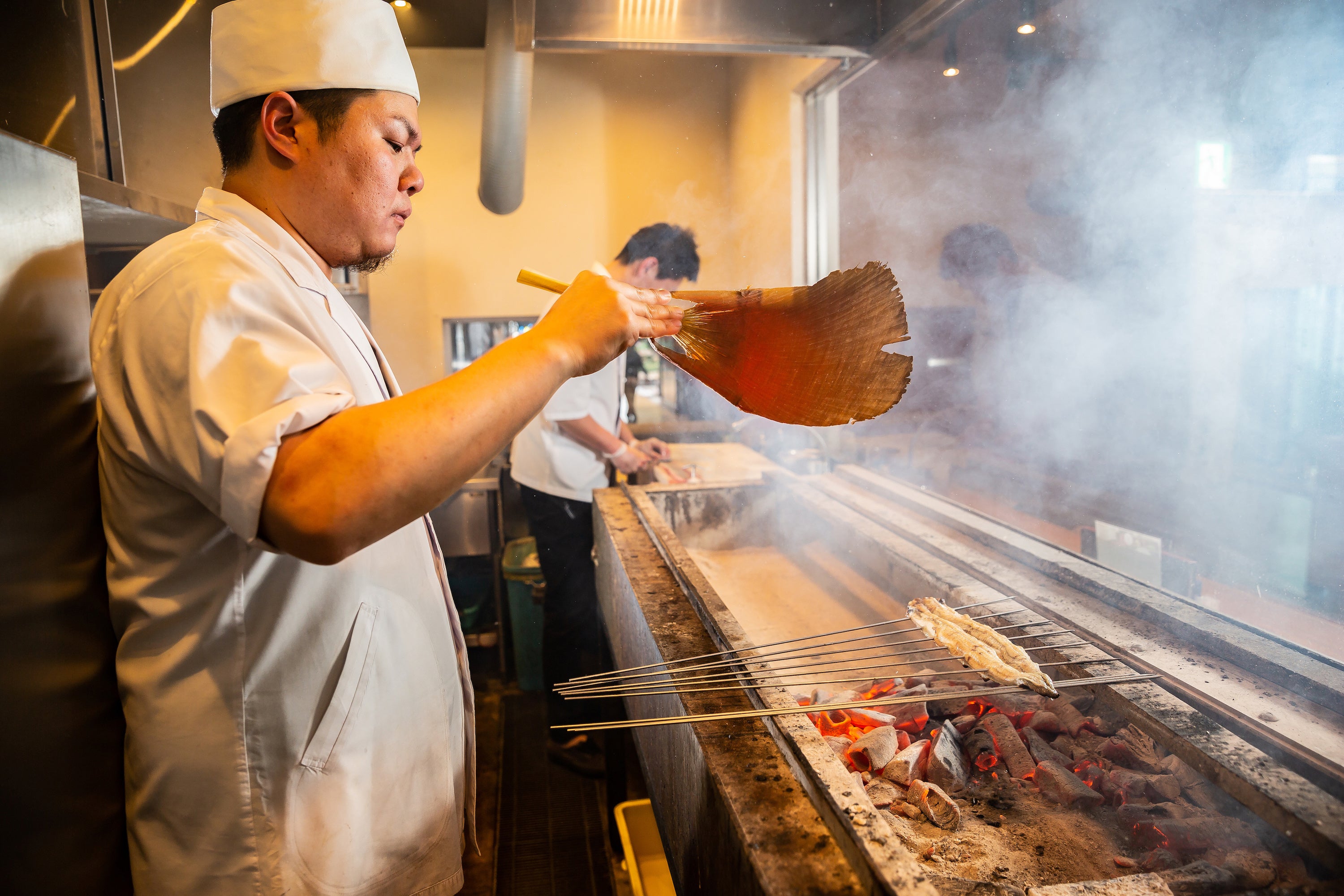 蒸し焼きは一切せず、自社ブランド備長炭で焼き上げます