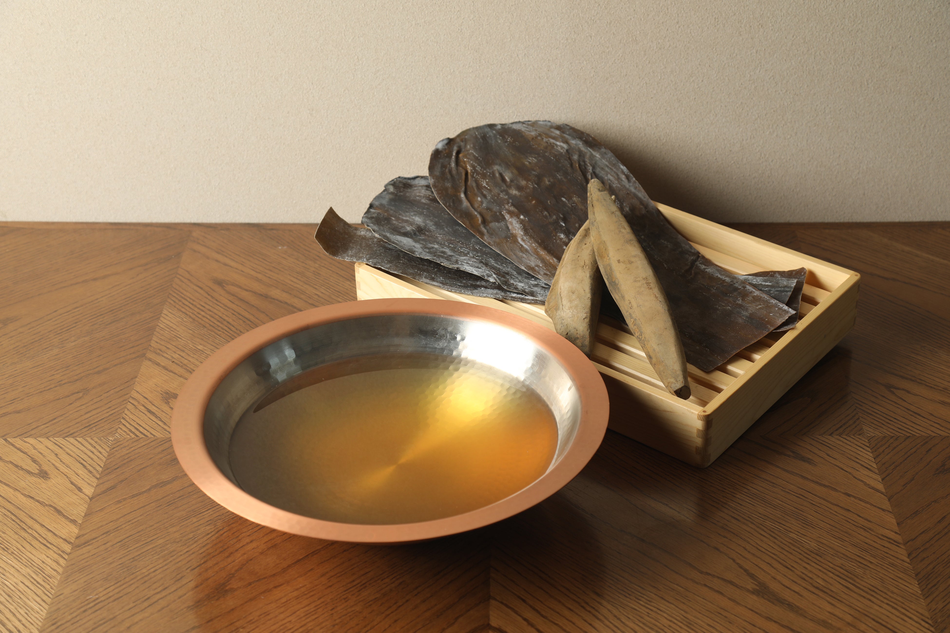 上品な琥珀色が特徴の和出汁