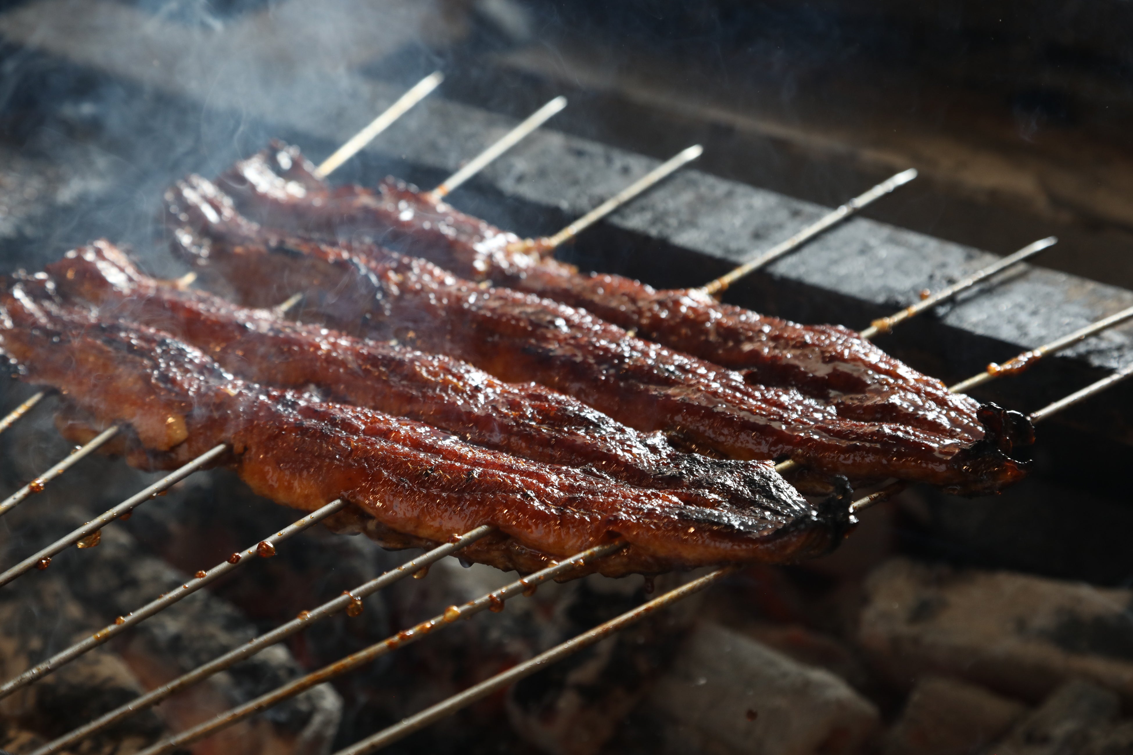 炭火の高火力で焼き上げます
