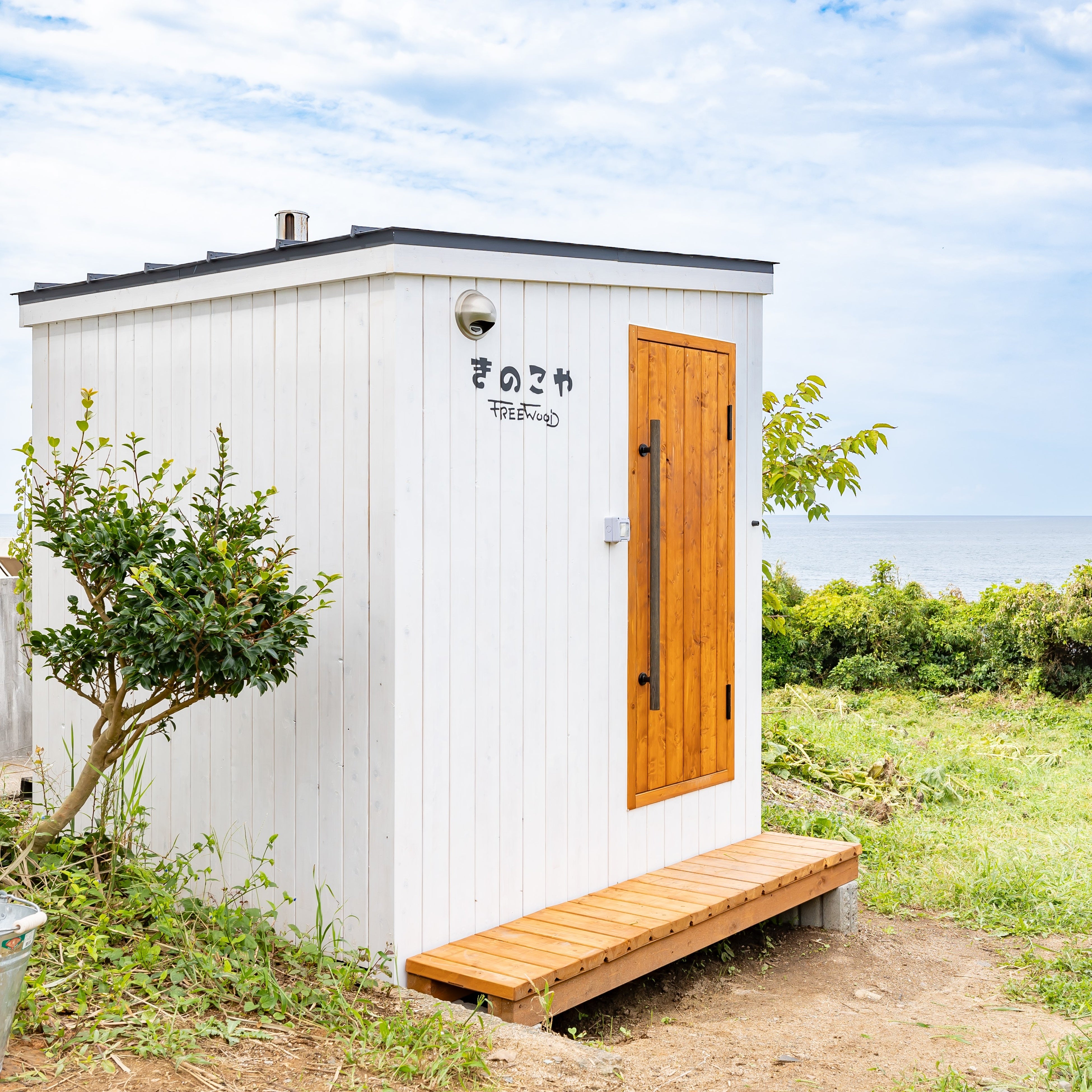 鳴り石の浜に小屋サウナを設置