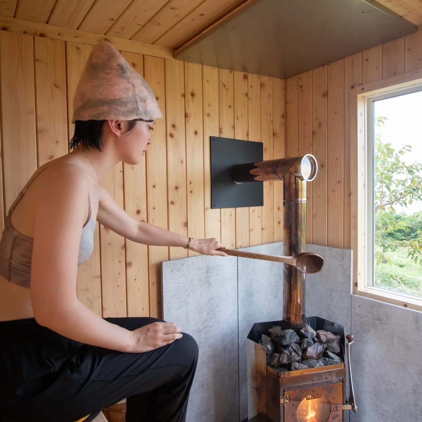 サウナ内でセルフロウリュ