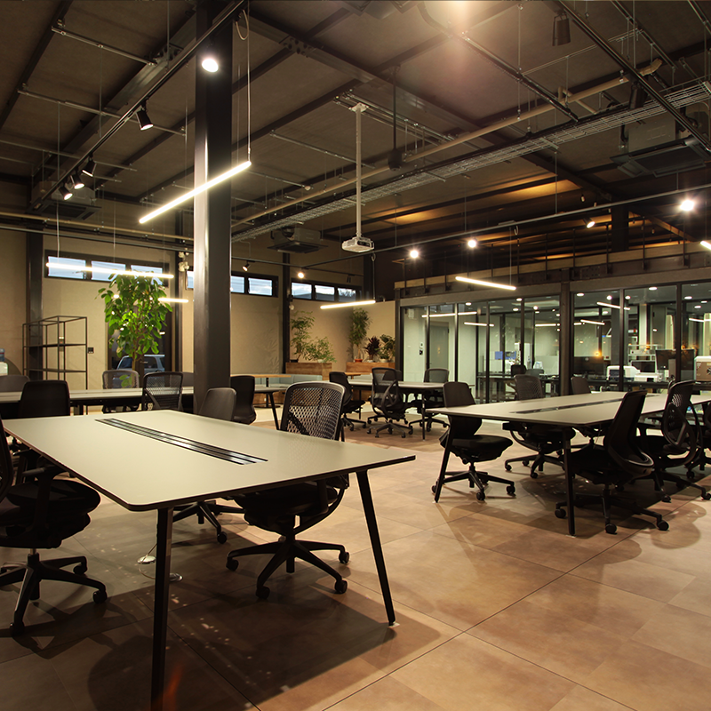 フリーアドレスで従業員が活発に意見を交換し合える空間を創出