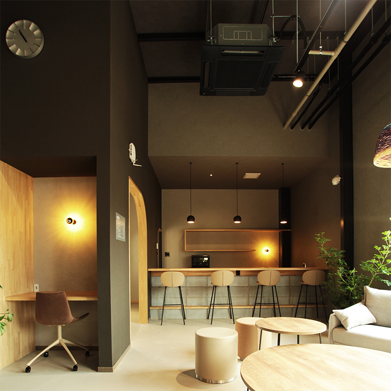 新しいアイデアが生まれやすいようラウンジやカフェカウンターを設置