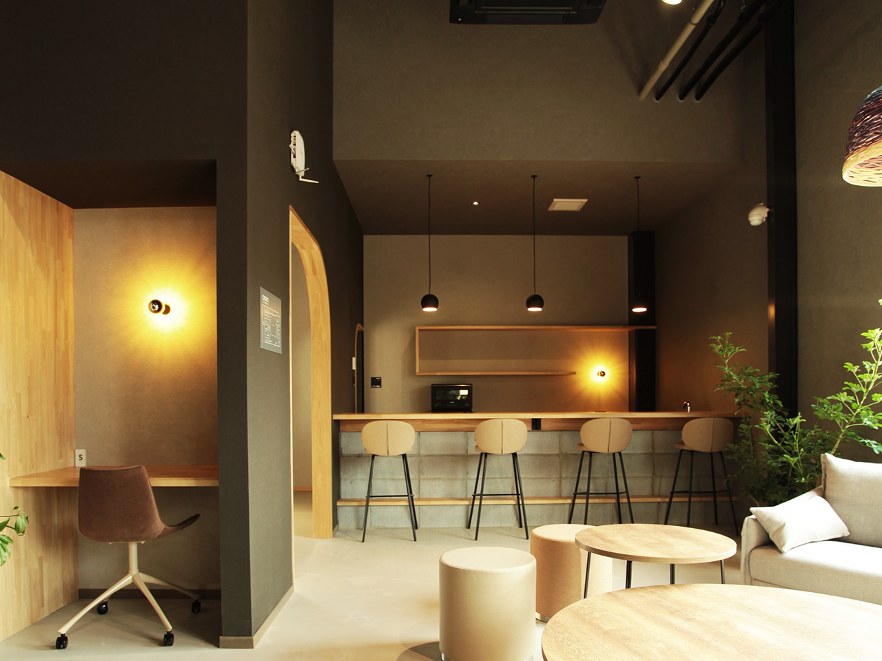 新しいアイデアが生まれやすいようラウンジやカフェカウンターを設置