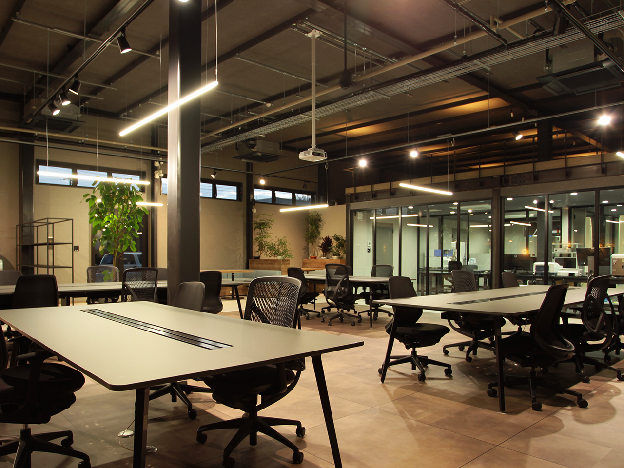 フリーアドレスで従業員が活発に意見を交換し合える空間を創出