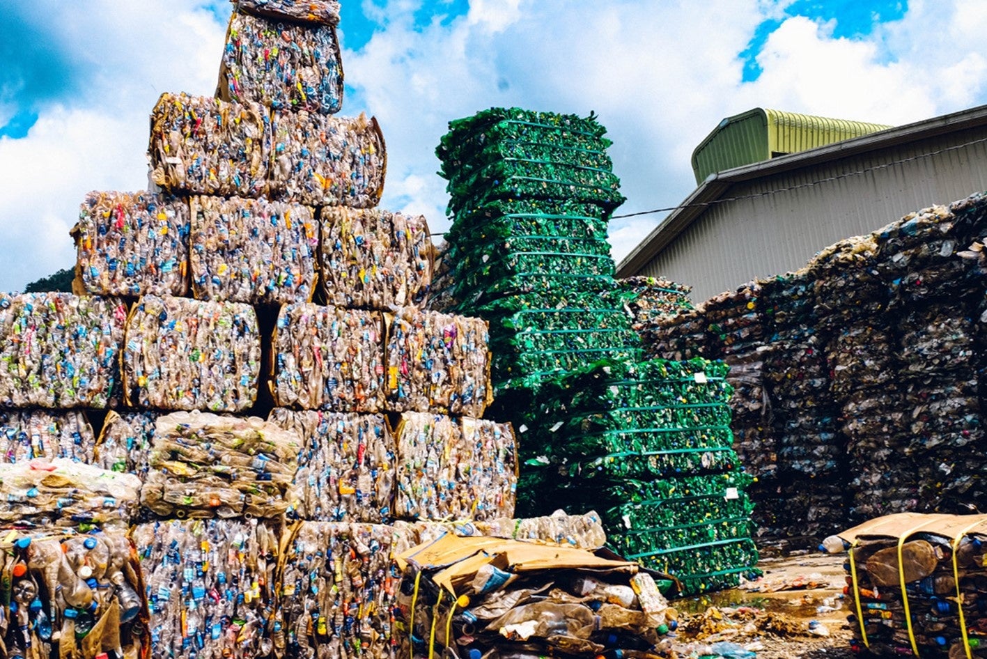 ビーチや沿岸部から回収された使用済みペットボトルを圧縮加工したもの