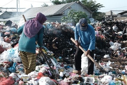 海洋プラスチックを回収するウェイスト・ピッカーたちの作業風景