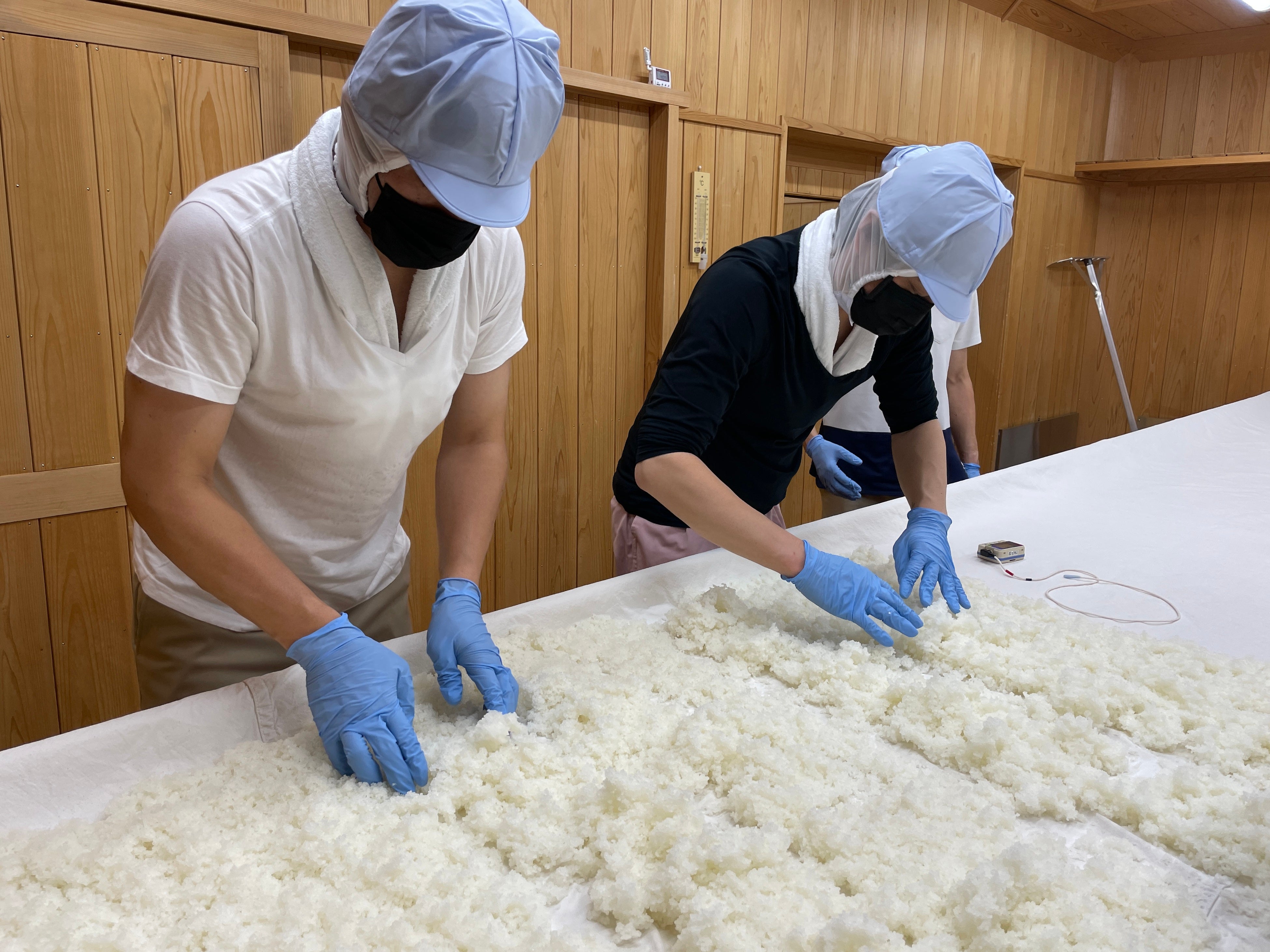 麹造り。この後も三味線を奏でる