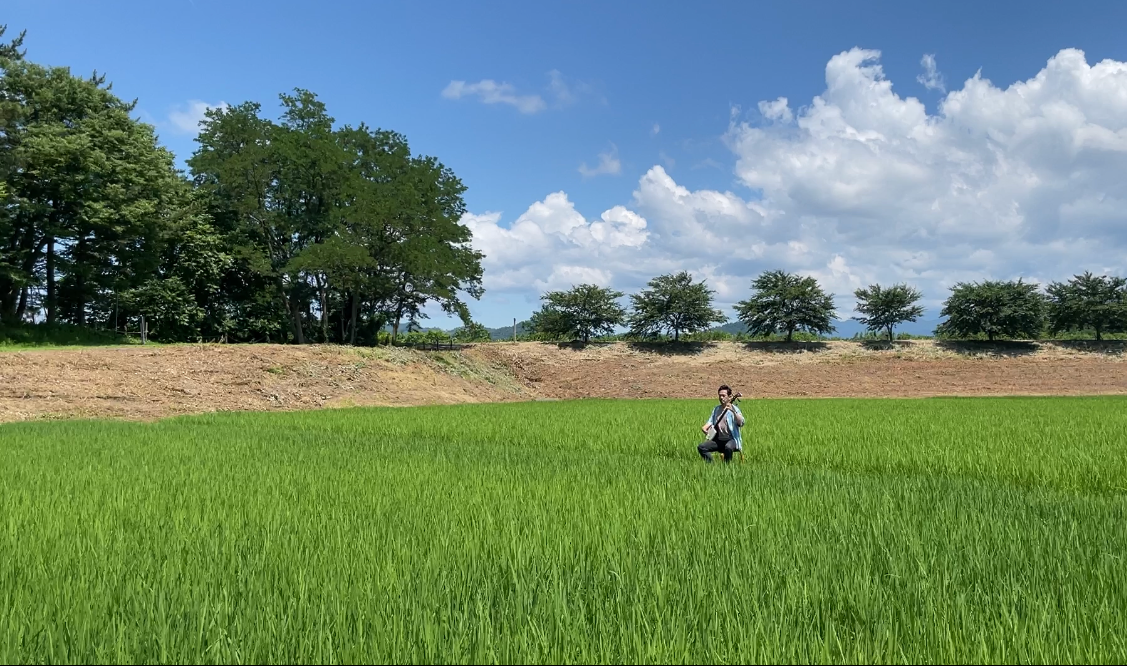 田植えから稲刈りまで田んぼに通い三味線を奏でる