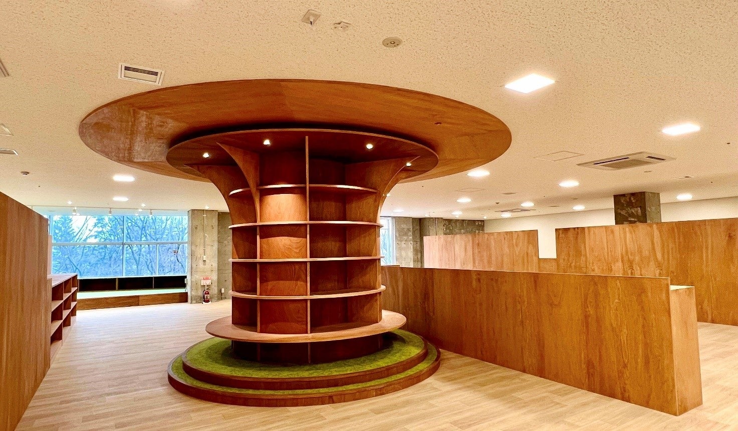 A-JB用賀キャンパス内観   自然豊かな周辺環境をイメージさせるシンボリックな“ライブラリーツリー”  絵本や図書が集まる