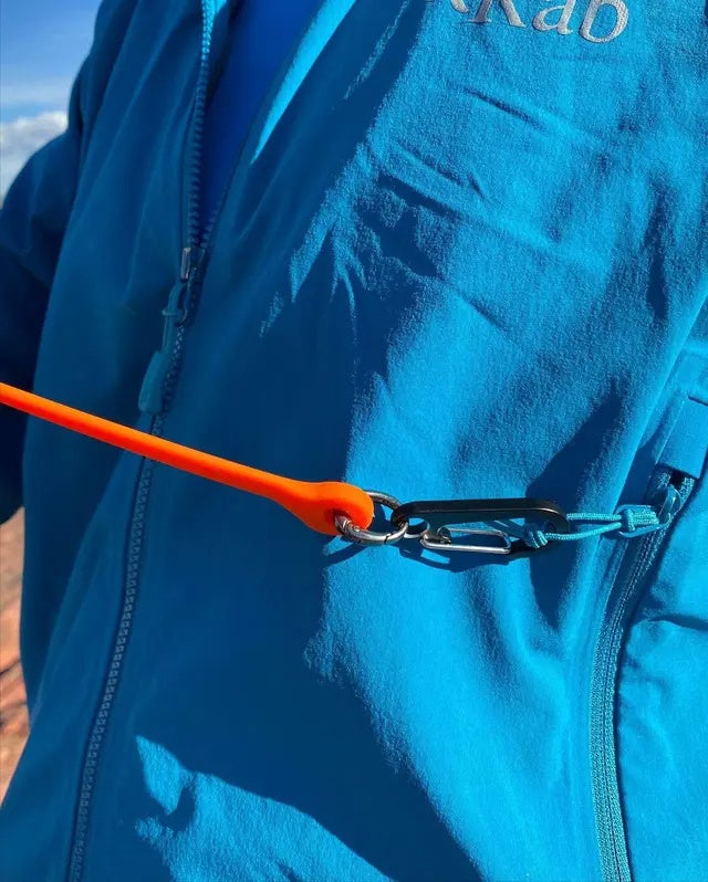 クリップを衣類やバックパックに取り付け可能