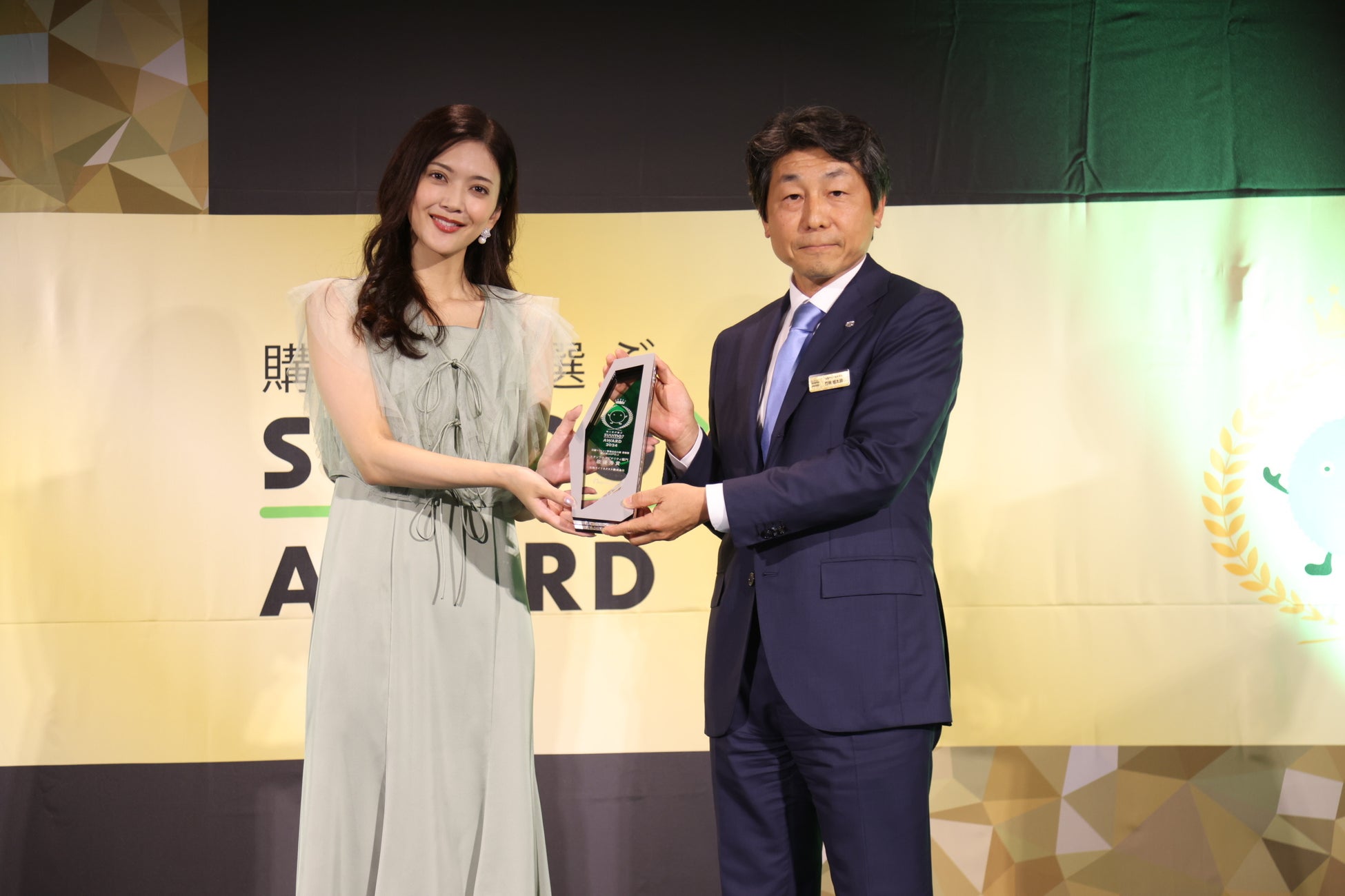 左:プレゼンター 田中 道子さん(女優) 右:大和ライフネクスト代表取締役社長 竹林 桂太朗 ※リクルートより提供