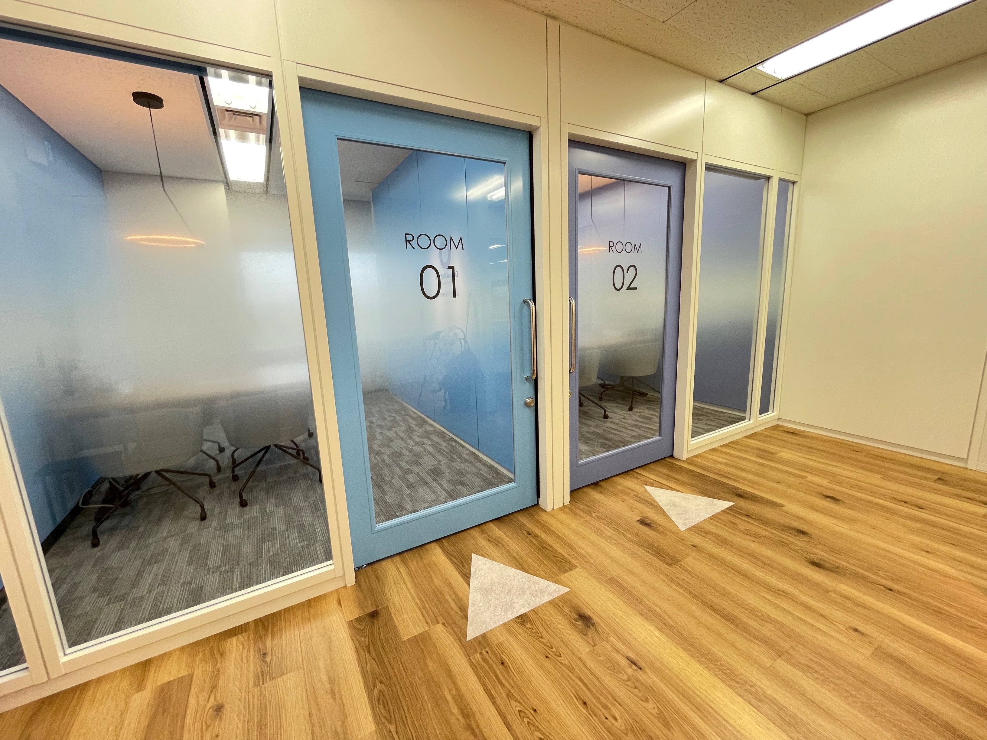 扉はすべて引き戸になっており、会議室の扉は色や大きなサインで識別しやすくしています。