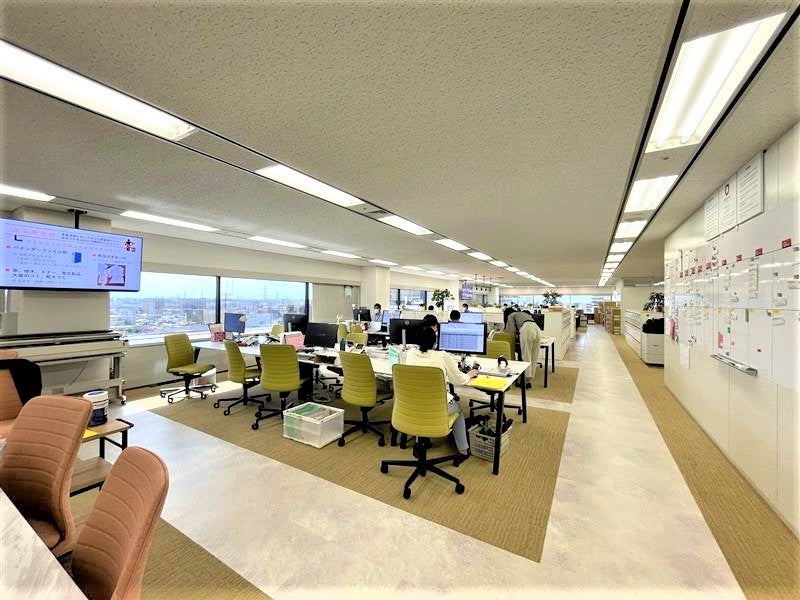 導線となる床面の色・素材を変えることで、視覚障がい者にも分かりやすい工夫をしています。