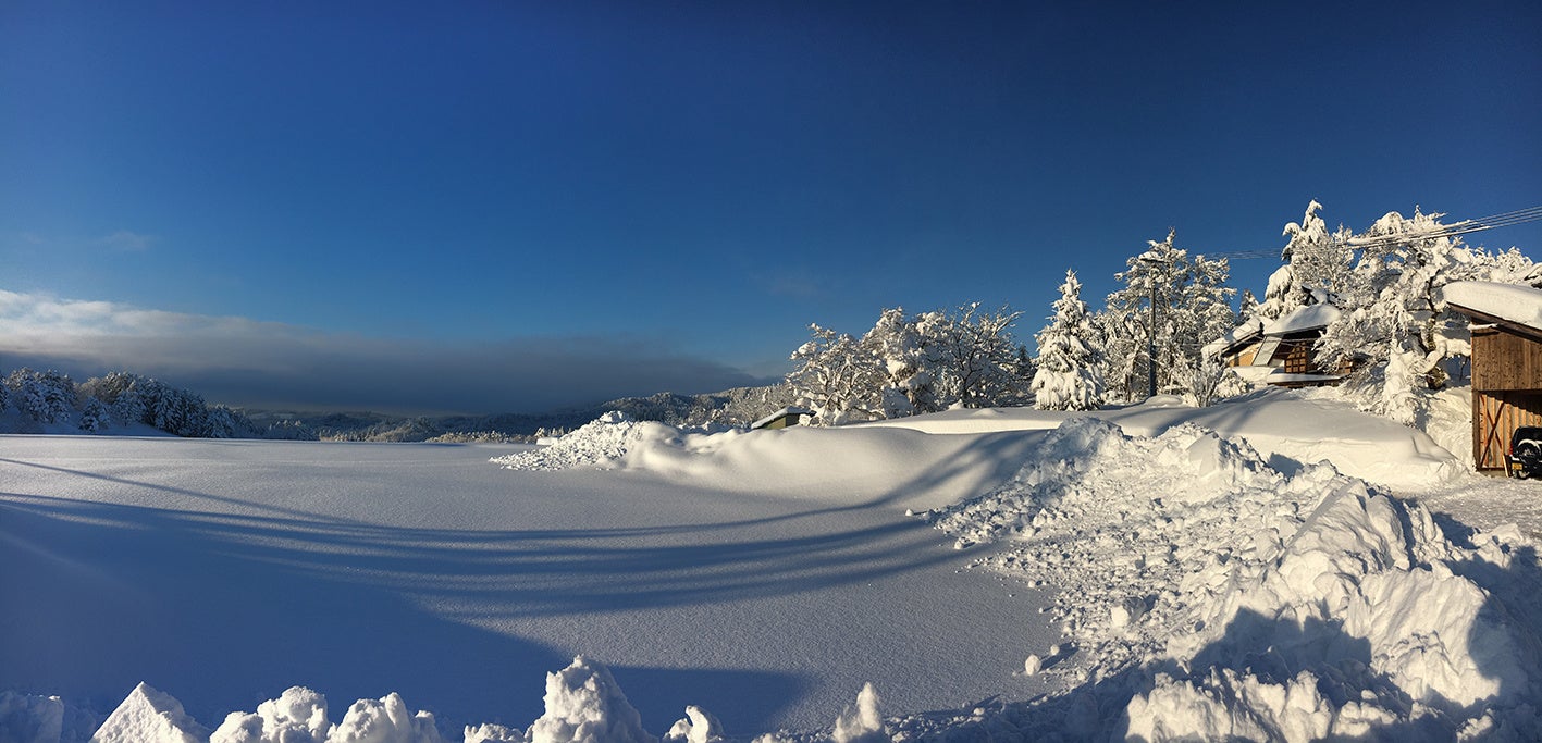 冬の楢山集落 晴れた日は眼下に見下ろす山々と雪原が美しい